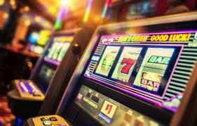 Antarmuka aplikasi untung 365 di perangkat mobile menampilkan pasar taruhan olahraga dan kasino live